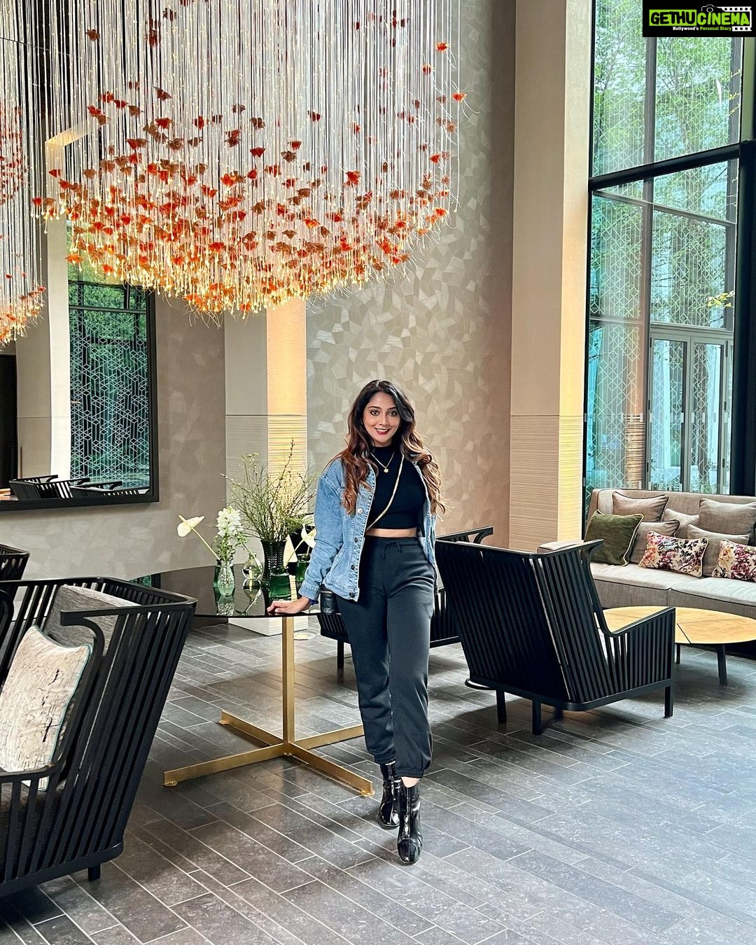 Natasha Doshi Instagram - Get out there, live a little 🐥🧡 #takemeback #london #photogram #theactressdiary #natashadoshi #londonlife #londoncity #travelgram #photooftheday #allsmiles #happygirlsaretheprettiest #happy London, United Kingdom