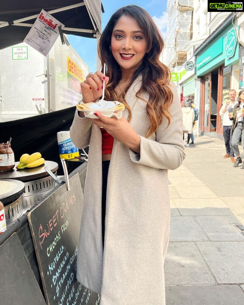 Natasha Doshi Instagram - Good food, good mood 🧡☺ . . #carbloading #wheninlondon #londonfood #londonlife #photogram #natashadoshi #streetfood #portobellomarket #nottinghill #londongram #travel #allsmiles #crepes #yummyinmytummy Portobello Road Market