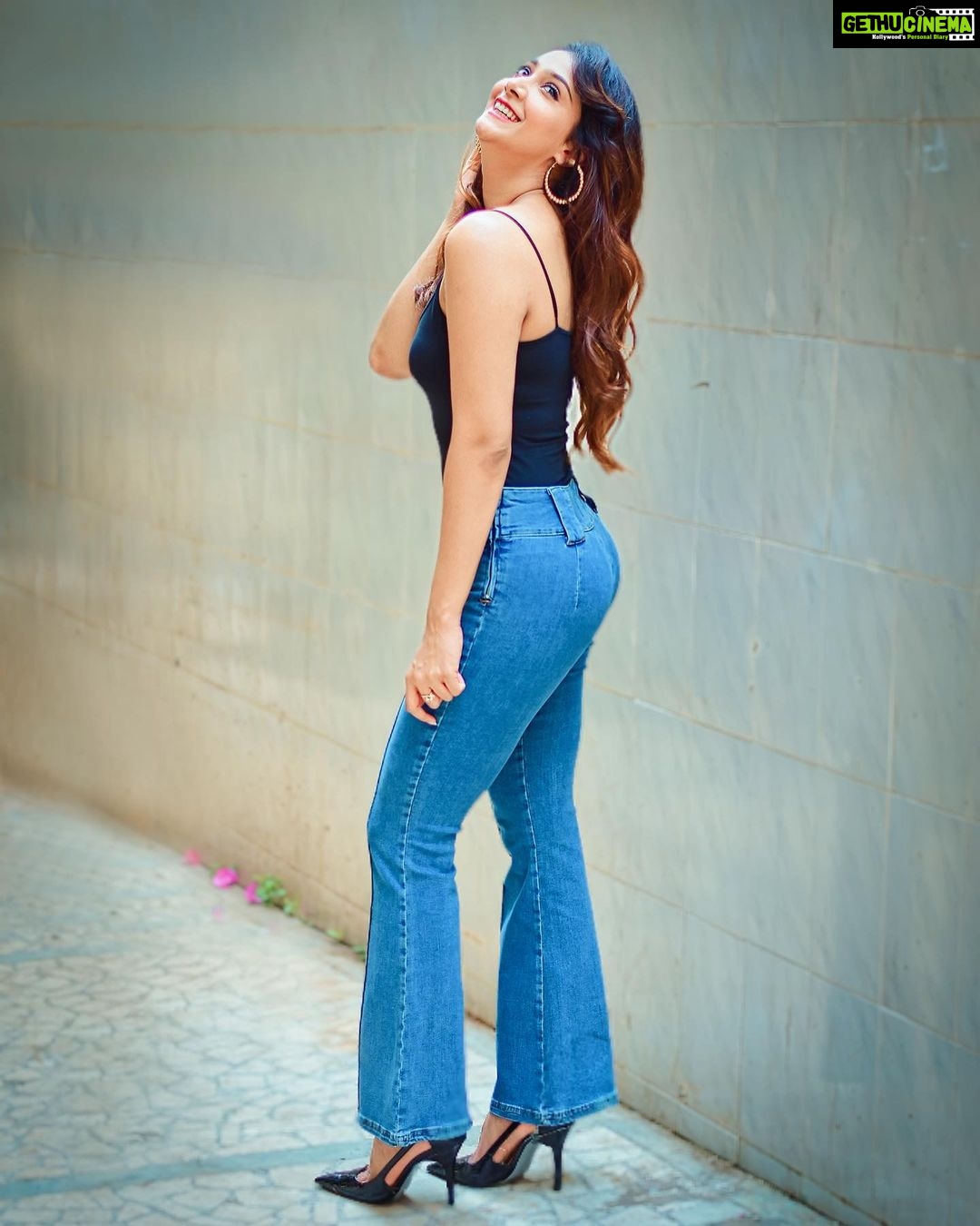 Natasha Doshi Instagram - Nothing shakes a smiling heart 🥰 I hope something unexpectedly good happens to you this week ❤️ . . #theactressdiary #natashadoshi #happyheart #allsmiles #happygirlsaretheprettiest #smileplease #photoshoot #portraitphotography #photogram