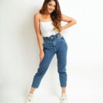 Natasha Doshi Instagram - Clinging to good vibes, smiles & a positive mindset 🙆🏻‍♀️☺️ 📸 - @janisagar #whitetee #alltimeclassic #theactressdiary #natashadoshi #portraitphotography #allsmiles #happyheart #saturyay #happygirlsaretheprettiest #keepglowing #sneakers #photoshoot #choosehappiness #goodvibetribe Mumbai, Maharashtra