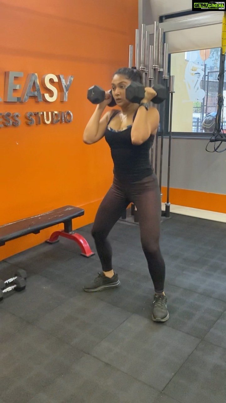 Natasha Doshi Instagram - Friday survivor with @natashadoshi Patner up you go I go 8mins 3 devil press 3 front squats 10mins amrap 8 hang power cleans 6 front rack back lunges @niceandeasyfitness #fitness #crossfit #reels #reelsinstagram #workout #workoutmotivation #friday #fridayvibes #fitfam #fitnessmotivation #fitnessaddict #fitnesslife Nice&Easy