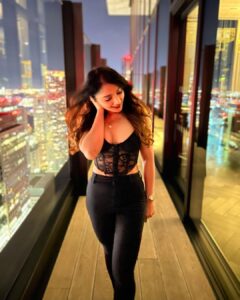 Natasha Doshi Instagram - Know your worth & your angles 🖤🔥
📸 - @benji_fernandes 
.
.
.
.
#wheninlondon #london #theactressdiary #natashadoshi #rooftop #blackonblack #allblackeverything #wednesdaymood #happygirlsaretheprettiest #moreselflove #allsmiles #messyhairdontcare
