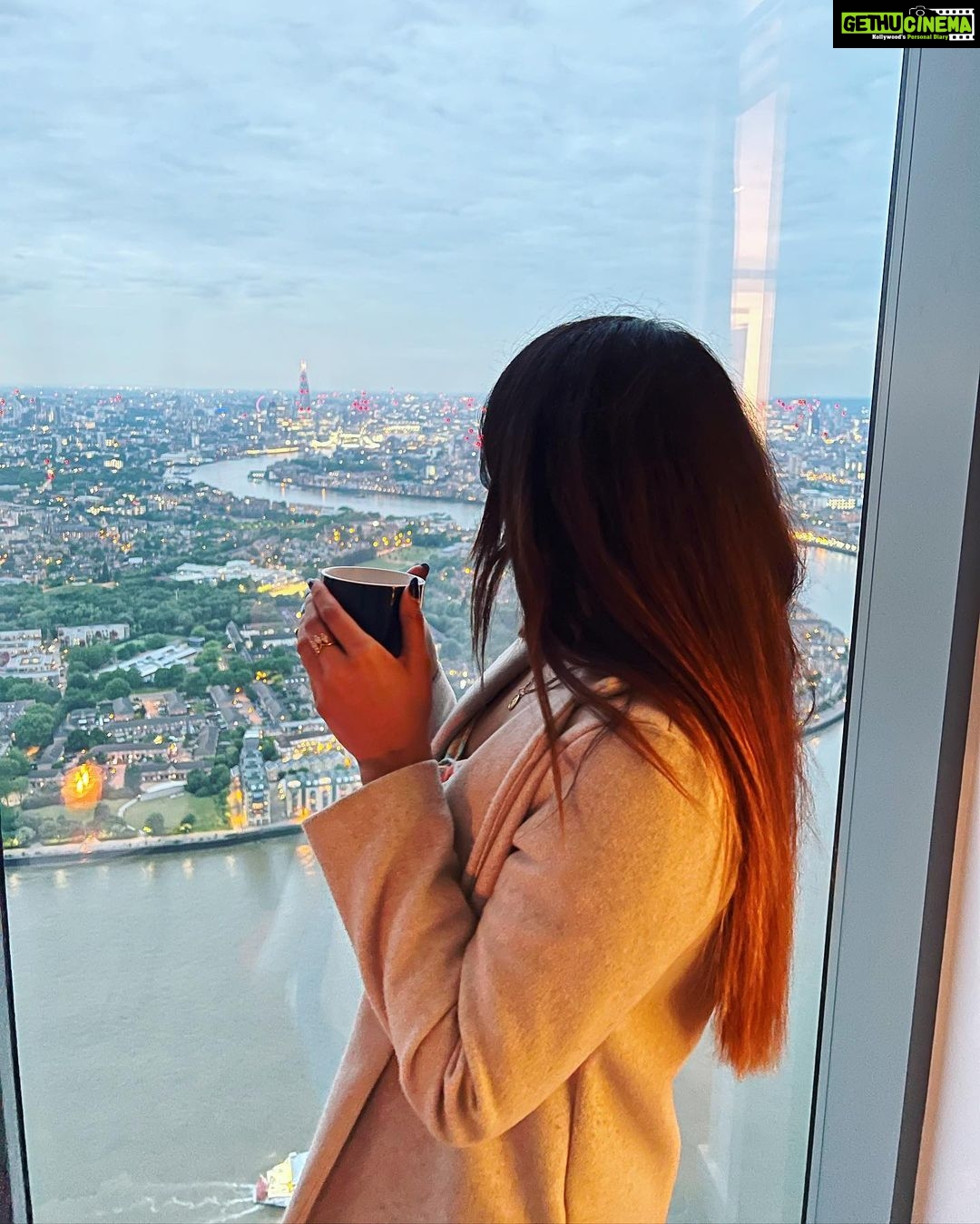 Natasha Doshi Instagram - Chai with a view of my favourite city ☕️❤️ 📸 - @benji_fernandes #london #travelingram #londoncity #natashadoshi #chai #tealover #happyheart #happygirlsaretheprettiest #feelingcute #londonskyline #viewforview #thatview London, United Kingdom