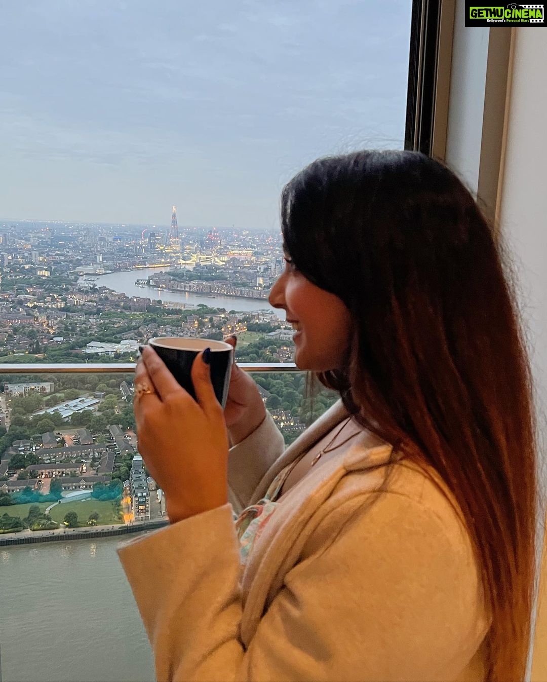 Natasha Doshi Instagram - Chai with a view of my favourite city ☕️❤️ 📸 - @benji_fernandes #london #travelingram #londoncity #natashadoshi #chai #tealover #happyheart #happygirlsaretheprettiest #feelingcute #londonskyline #viewforview #thatview London, United Kingdom