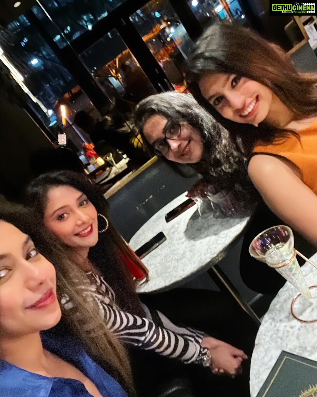 Natasha Doshi Instagram - #HeartDump : Meet the contents of my ❤️ Ps - @hanna_robin @chelseaprincegeorge @chanchal_george you were missed 🥺 . . . . #SisterSquad #SupportSystem #Sisters #LoveThem #MyGirls #Fam #GrowingTogether #Photodump #Photogram London, United Kingdom