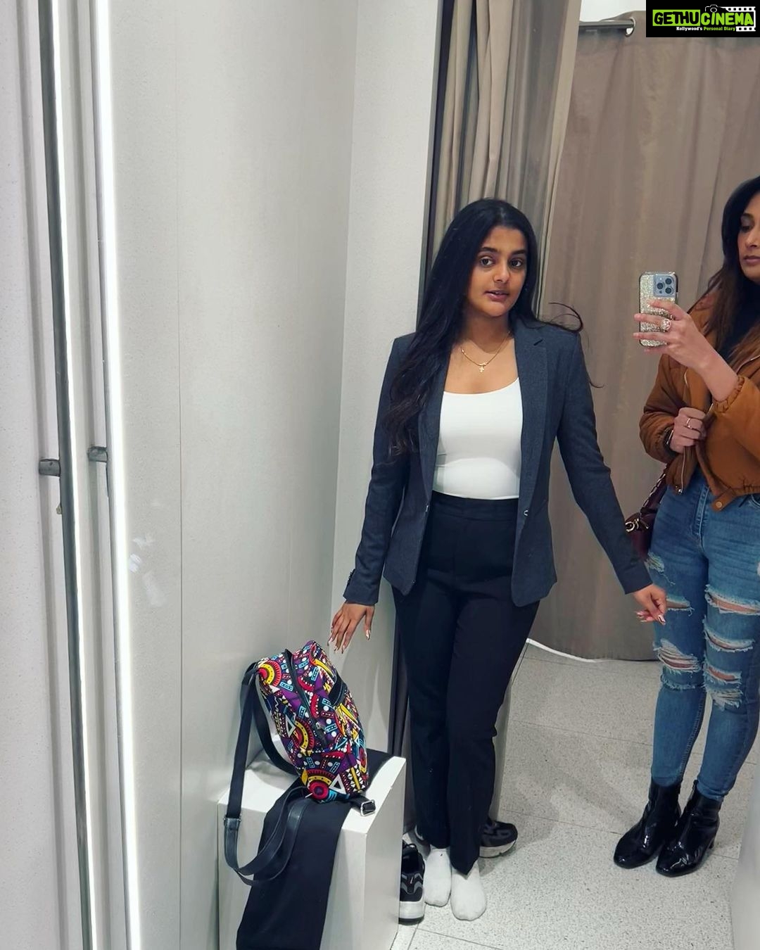 Natasha Doshi Instagram - #HeartDump : Meet the contents of my ❤️ Ps - @hanna_robin @chelseaprincegeorge @chanchal_george you were missed 🥺 . . . . #SisterSquad #SupportSystem #Sisters #LoveThem #MyGirls #Fam #GrowingTogether #Photodump #Photogram London, United Kingdom