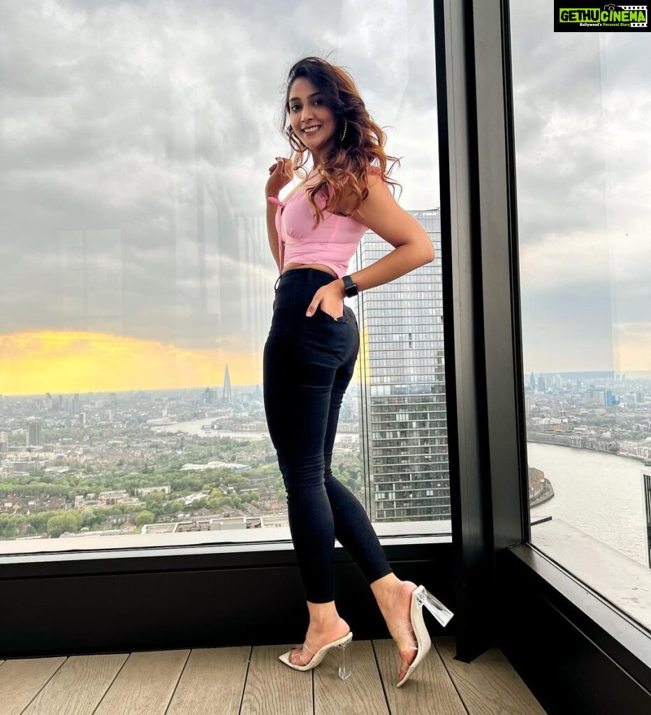 Natasha Doshi Instagram - The sky, under which I walk 🌇🧡 What a view! 😍 #grateful #skyporn #thatviewtho #theactressdiary #natashadoshi #london #londonlife #sunset #allsmiles #happygirlsaretheprettiest #happyheart #saturdaymood London, United Kingdom