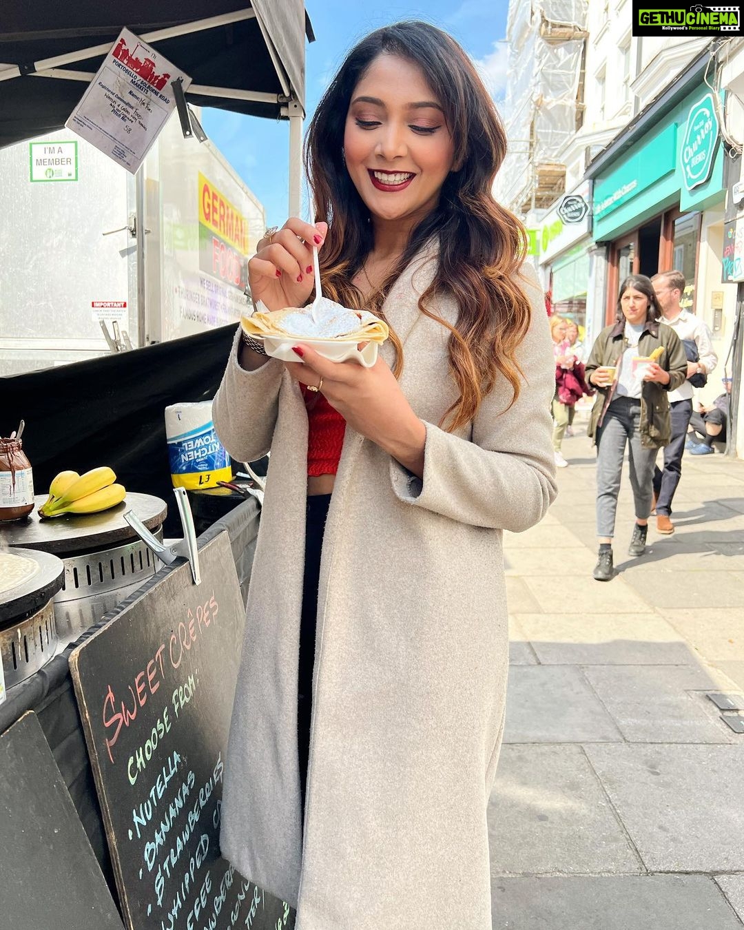 Natasha Doshi Instagram - Good food, good mood 🧡☺️ . . #carbloading #wheninlondon #londonfood #londonlife #photogram #natashadoshi #streetfood #portobellomarket #nottinghill #londongram #travel #allsmiles #crepes #yummyinmytummy Portobello Road Market