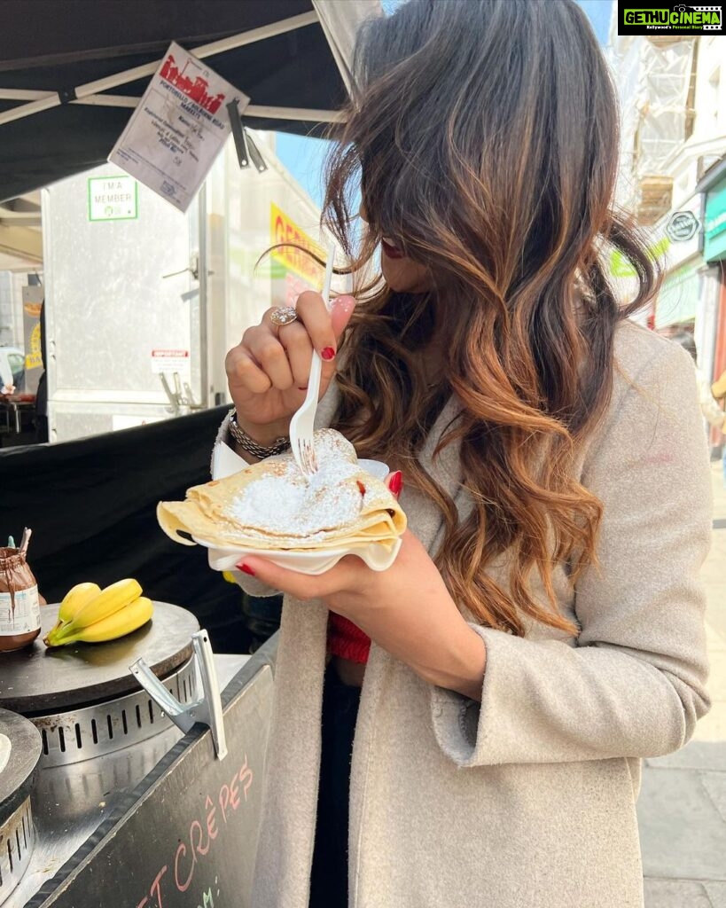 Natasha Doshi Instagram - Good food, good mood 🧡☺ . . #carbloading #wheninlondon #londonfood #londonlife #photogram #natashadoshi #streetfood #portobellomarket #nottinghill #londongram #travel #allsmiles #crepes #yummyinmytummy Portobello Road Market