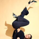 Natasha Doshi Instagram - “No pen no paper, but I still draw attention.” 👩🏻 📸 - @janisagar #portraitphotography #photoshoot #theactressdiary #natashadoshi #allblackeverything #upsidedown #photooftheday #photogram #shootlife