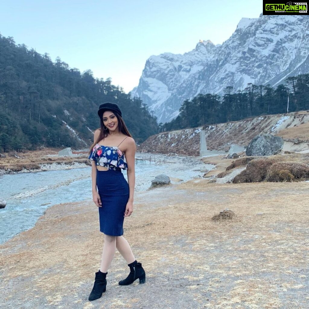 Natasha Doshi Instagram - The best view comes after the hardest climb. I realised how true that quote is while shooting for the songs for #kotalarayadu 🎥💃🏻 I danced between snowy mountains. I will always cherish my time filming for both the songs - because it also showed me what I’m capable of. My smile hides it, but I was freezing 🥶 On that note #OhThalapai song is out now. Watch/ like/ tag/ share ☺ Thankyou ❤ #mondaymood #shootlife #filming #outdoorshoot #songshoot #theactressdiary #natashadoshi #telugusongs #tollywood #telugucinema #telugumovie #photooftheday #monday #allsmiles #teluguactress #nevergiveup #selfbelief #kothalarayudu Lachung