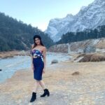 Natasha Doshi Instagram - The best view comes after the hardest climb. I realised how true that quote is while shooting for the songs for #kotalarayadu 🎥💃🏻 I danced between snowy mountains. I will always cherish my time filming for both the songs - because it also showed me what I’m capable of. My smile hides it, but I was freezing 🥶 On that note #OhThalapai song is out now. Watch/ like/ tag/ share ☺️ Thankyou ❤️ #mondaymood #shootlife #filming #outdoorshoot #songshoot #theactressdiary #natashadoshi #telugusongs #tollywood #telugucinema #telugumovie #photooftheday #monday #allsmiles #teluguactress #nevergiveup #selfbelief #kothalarayudu Lachung
