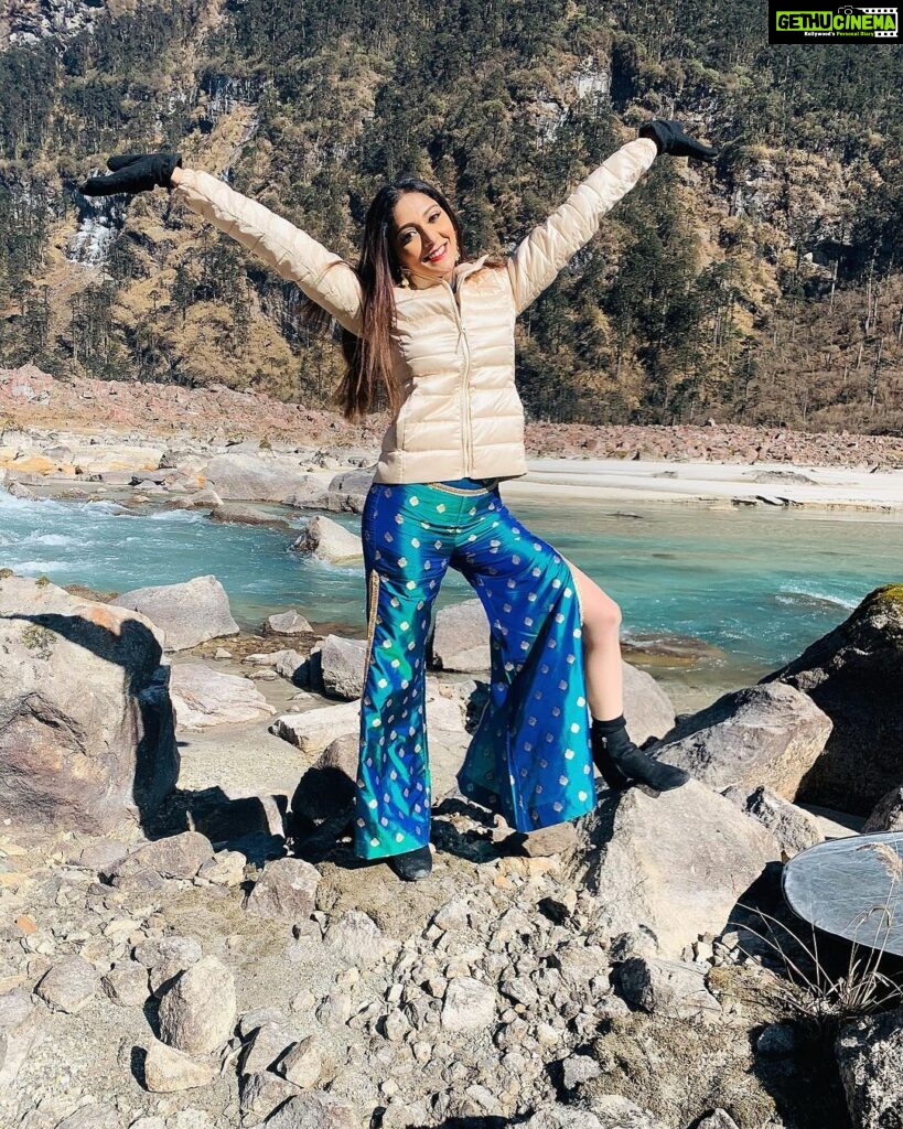 Natasha Doshi Instagram - Kothalarayadu’s releasing today! ☺️Dhanalakshmi is waiting to meet you, see you in the screens 🥰❤️ #telugucinema #tollywood #fridayrelease #kothalarayudu #mekasrikanth #theactressdiary #natashadoshi #allsmiles #photooftheday #instahappy #sikkim #bts #shoot North Sikkim