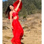 Natasha Doshi Instagram - This look. This song. What an experience shooting this song has been 🥶💯 #NacchaveDhanalakshmi song out now! ☺️💃🏻 #telugusongs #kothalarayadu #telugucinema #tollywood #redsari #happygirlsaretheprettiest #theactressdiary #natashadoshi #sikkim #shooting #allsmiles Yumthang Valley, North Sikkim