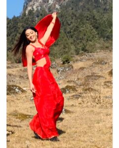 Natasha Doshi Instagram - This look. This song. What an experience shooting this song has been 🥶💯 #NacchaveDhanalakshmi
song out now! ☺️💃🏻
#telugusongs #kothalarayadu #telugucinema #tollywood #redsari #happygirlsaretheprettiest #theactressdiary #natashadoshi #sikkim #shooting #allsmiles