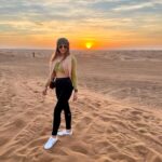 Natasha Doshi Instagram – Marhaba 🙋🏻‍♀️
Never met a desert sunset I didn’t like 🇦🇪🌅
.
.
.
.
#mondaymood #imback #hello #decemberindubai #dubai #desertsafari #sand #sunset #dubailove #natashadoshi #adventuretime #funtimes #photogram #dubailife #photooftheday #travelgram #allsmiles Dubai, United Arab Emiratesدبي