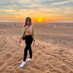 Natasha Doshi Instagram - Marhaba 🙋🏻‍♀️ Never met a desert sunset I didn’t like 🇦🇪🌅 . . . . #mondaymood #imback #hello #decemberindubai #dubai #desertsafari #sand #sunset #dubailove #natashadoshi #adventuretime #funtimes #photogram #dubailife #photooftheday #travelgram #allsmiles Dubai, United Arab Emiratesدبي