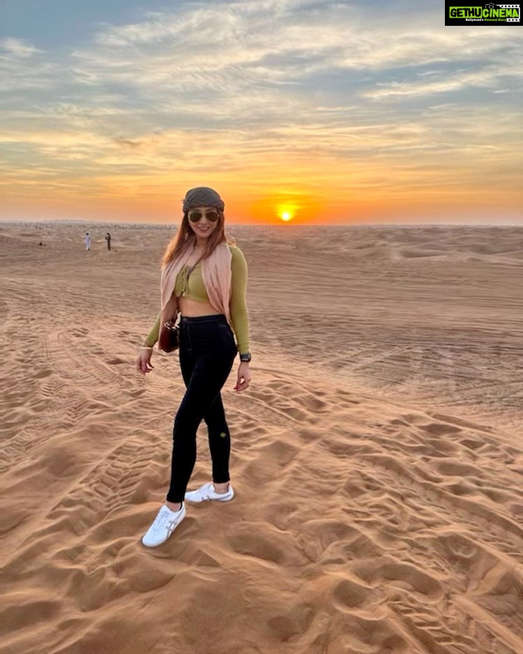 Natasha Doshi Instagram - Marhaba 🙋🏻‍♀️ Never met a desert sunset I didn’t like 🇦🇪🌅 . . . . #mondaymood #imback #hello #decemberindubai #dubai #desertsafari #sand #sunset #dubailove #natashadoshi #adventuretime #funtimes #photogram #dubailife #photooftheday #travelgram #allsmiles Dubai, United Arab Emiratesدبي