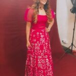 Natasha Doshi Instagram - Pretty in pink ☺️💖 #BehindTheScenes 🎥 Studio - @backstage_mumbai 📸 - @kurushthakurphotography MUA & hair - @chaurasiapooja.mua #reels #theactressdiary #natashadoshi #glowtime #happygirlsaretheprettiest #allsmiles #shoot #reelsindia #feelitreelit #indianwear #behindthechair Mumbai, Maharashtra