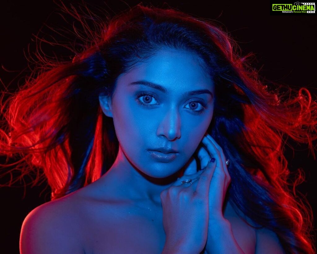 Natasha Doshi Instagram - When eyes talk, listen 🔥 📸 - @kurushthakurphotography MUA & hair - @chaurasiapooja.mua Studio Production - @backstage_mumbai #fridayvibes #prismatic #theactressdiary #natashadoshi #photogram #closeup #portraitphotography