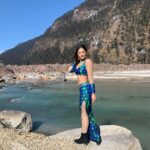 Natasha Doshi Instagram - I can finally share pictures from shooting at this exquisite, beautiful location!! ☺️ Shooting for both songs of #Kothalarayadu were extremely challenging & difficult. It was chilly, there was less oxygen, no straight roads, dancing on rocks in tiny clothes with heels. My love for performing made me able to withstand all these hurdles. But over all - seeing the end result I am very happy. I hope you & your family watch the film. Share your reviews! Waiting to hear more ☺️ Lots of love, ND ❤️ #shootlife #behindthescenes #telugucinema #tollywood #theactressdiary #natashadoshi #telugumovie #dowhatyoulove #lovewhatyoudo #fridaymood Yumthang Valley