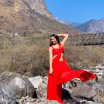 Natasha Doshi Instagram - This look. This song. What an experience shooting this song has been 🥶💯 #NacchaveDhanalakshmi song out now! ☺️💃🏻 #telugusongs #kothalarayadu #telugucinema #tollywood #redsari #happygirlsaretheprettiest #theactressdiary #natashadoshi #sikkim #shooting #allsmiles Yumthang Valley, North Sikkim