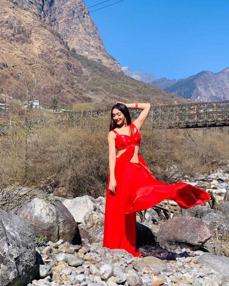 Natasha Doshi Instagram - This look. This song. What an experience shooting this song has been 🥶💯 #NacchaveDhanalakshmi song out now! ☺️💃🏻 #telugusongs #kothalarayadu #telugucinema #tollywood #redsari #happygirlsaretheprettiest #theactressdiary #natashadoshi #sikkim #shooting #allsmiles Yumthang Valley, North Sikkim