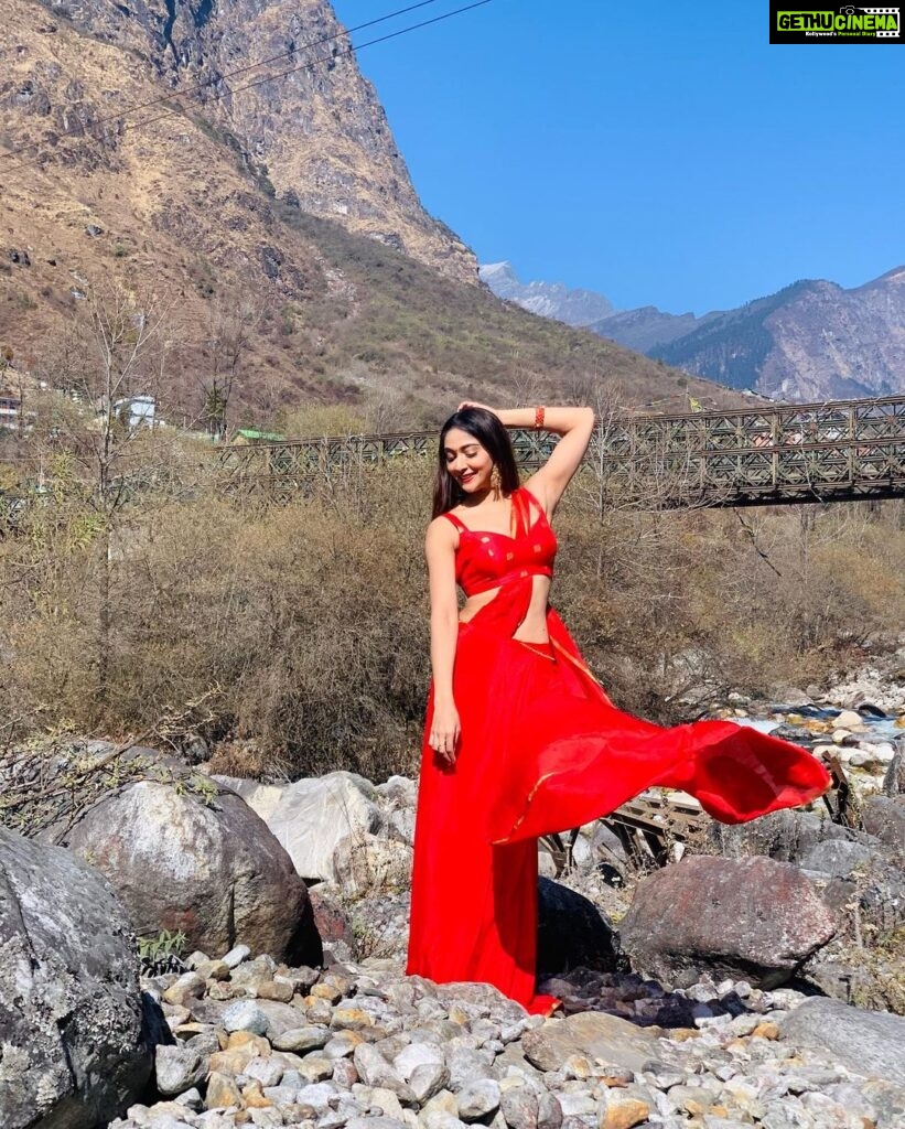 Natasha Doshi Instagram - This look. This song. What an experience shooting this song has been 🥶💯 #NacchaveDhanalakshmi song out now! ☺️💃🏻 #telugusongs #kothalarayadu #telugucinema #tollywood #redsari #happygirlsaretheprettiest #theactressdiary #natashadoshi #sikkim #shooting #allsmiles Yumthang Valley, North Sikkim