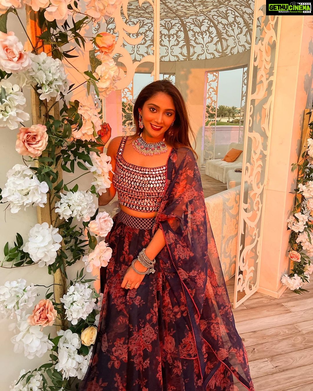 Natasha Doshi Instagram - That beautiful golden hour ☀️ Couldn’t pick one, so swipe left ☺️ #nofilter #feelingfestive #theactressdiary #natashadoshi #dubai #travelgram #happygirlsaretheprettiest #allsmiles #december Emirates Hills