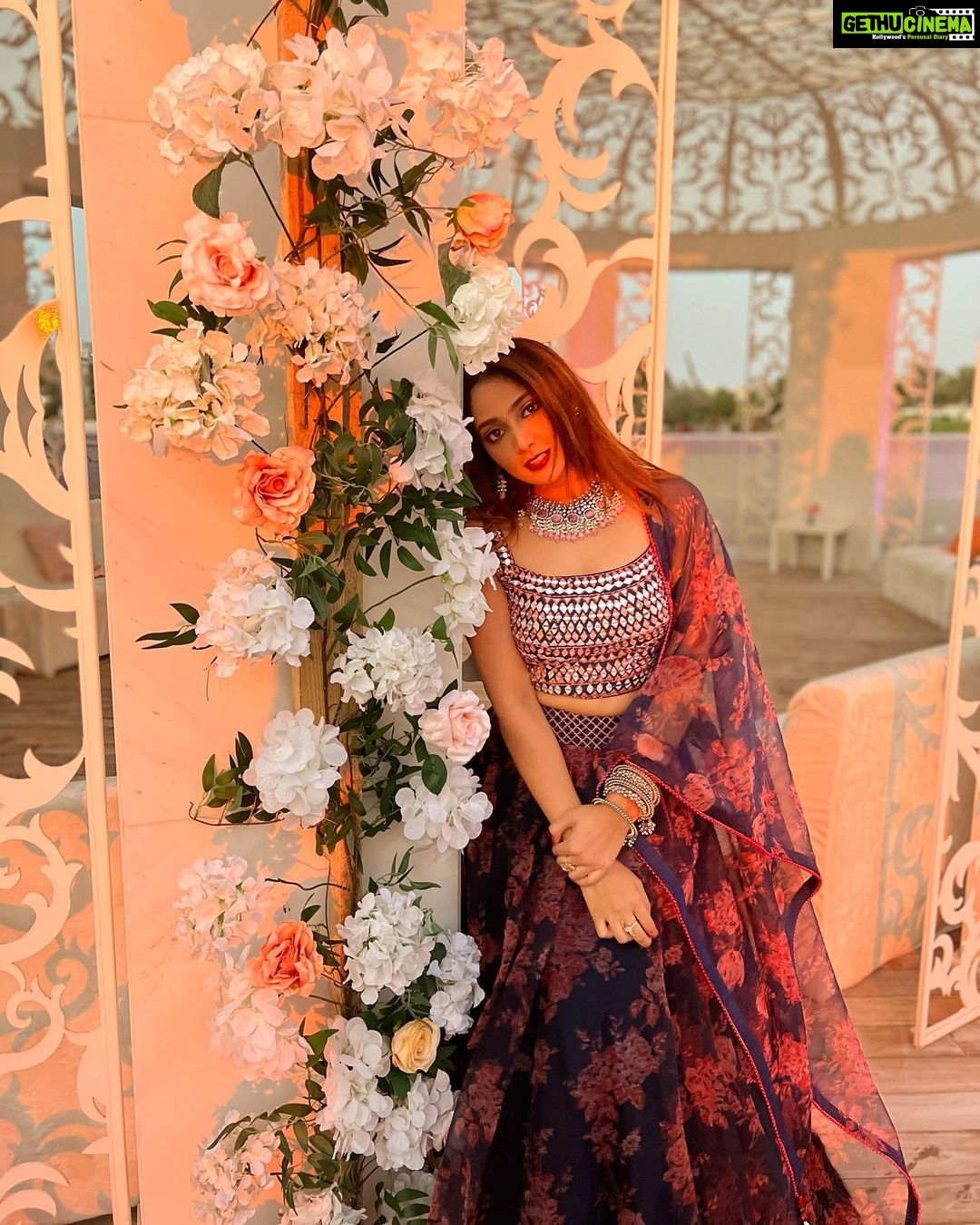 Natasha Doshi Instagram - That beautiful golden hour ☀️ Couldn’t pick one, so swipe left ☺️ #nofilter #feelingfestive #theactressdiary #natashadoshi #dubai #travelgram #happygirlsaretheprettiest #allsmiles #december Emirates Hills