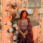 Natasha Doshi Instagram - That beautiful golden hour ☀️ Couldn’t pick one, so swipe left ☺️ #nofilter #feelingfestive #theactressdiary #natashadoshi #dubai #travelgram #happygirlsaretheprettiest #allsmiles #december Emirates Hills