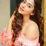 Natasha Doshi Instagram - If you wanna fly, you have got to give up the shit that weighs you down 🦢☀️ 📸 - @mayurshedgephotography . . . . #photooftheday #musings #wednesdaywisdom #theactressdiary #natashadoshi #believeinyourself #youcandoit #nevergiveup #mindset Mumbai, Maharashtra