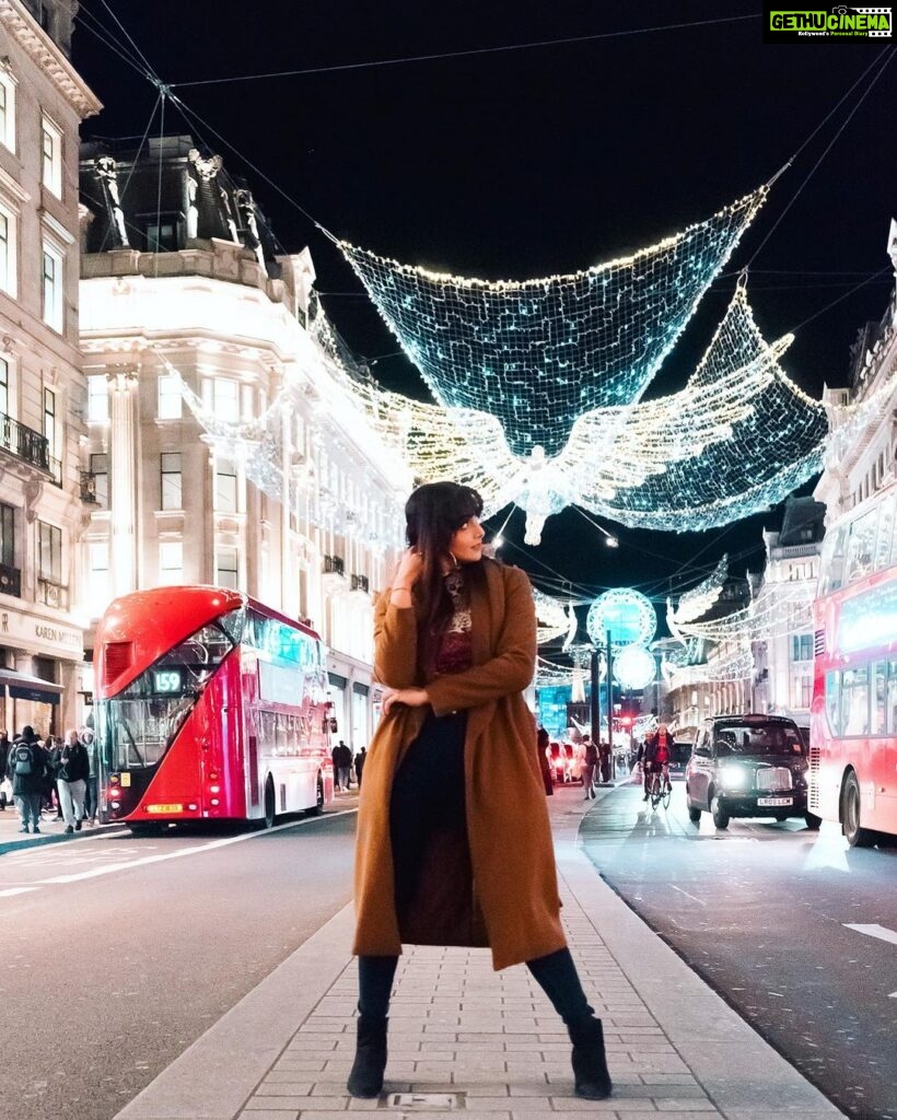 Natasha Doshi Instagram - It really is the best time of the year. Merry everything & happy always 🎄 Ps - the gifts of time & love are truly the most important ingredients of a #MerryChristmas 🎅🏼💕 . . . . #merrychristmas #xmas #christmas2022 #tistheseason #theactressdiary #natashadoshi #besttimeoftheyear #photooftheday #allsmiles #merry #hohoho London, United Kingdom