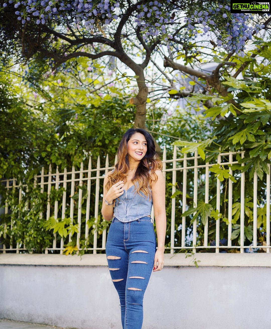 Natasha Doshi Instagram - Lost somewhere under the lavender blossom πΈπ¦ . . . . #mood #natashadoshi #happygirlsaretheprettiest #allsmiles #photooftheday