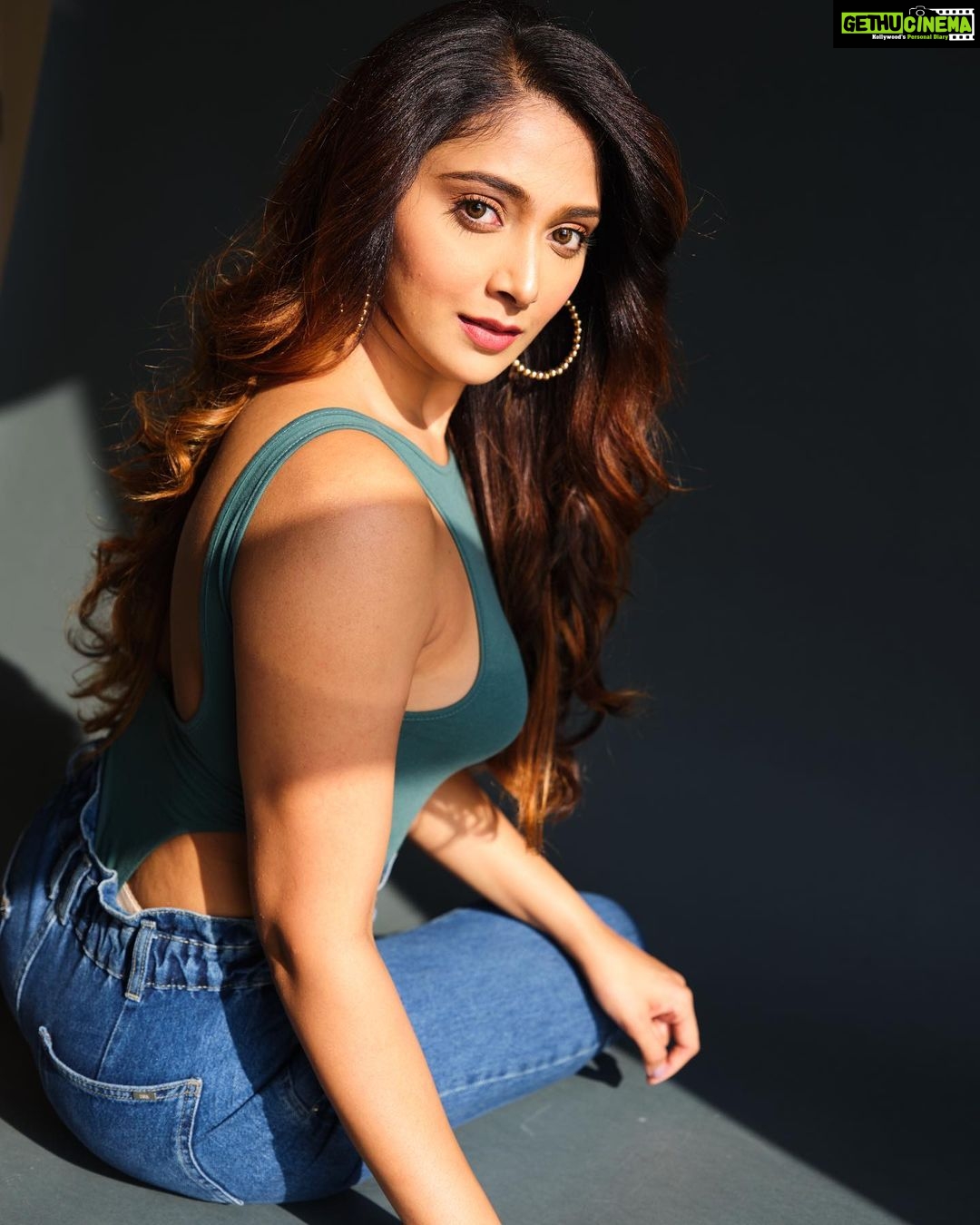 Natasha Doshi - 3.1K Likes - Donβt throw shade. Shed light β¨
πΈ - @janisagar
#theactressdiary #natashadoshi #portraitphotography #photoshoot #killthemwithkindness #happygirlsaretheprettiest #allsmiles #musings #photooftheday #happyheart #beautifulinsideandout