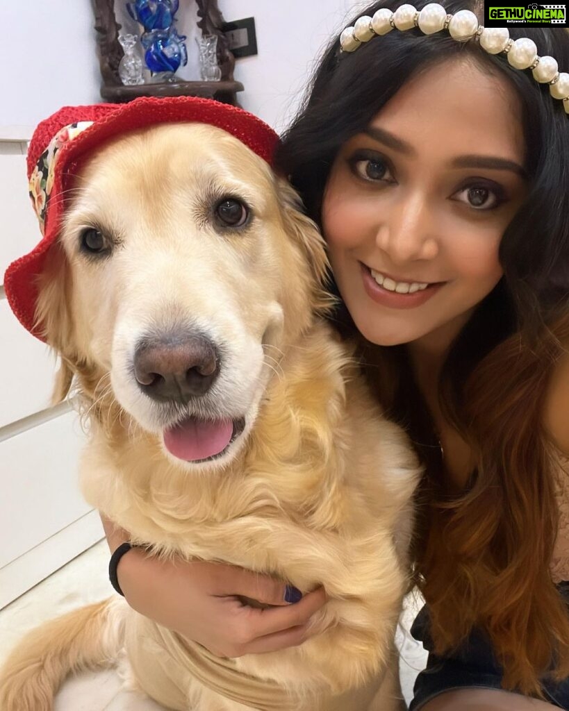 Natasha Doshi Instagram - Cuddle up 🫂 . . . . #goldenretriever #dogmom #noraathegoldie #natashadoshi #dogsofinstagram #cutedogs #dogoftheday #dogs #photogram #instagood #photooftheday #dogstagram Mumbai, Maharashtra