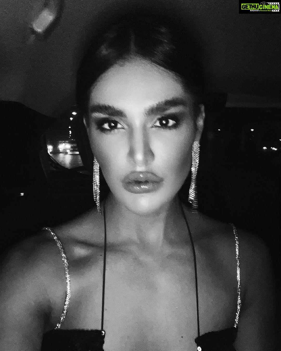 Nathalia Kaur Instagram - 🖤🤍 @myteam.cv Hotel Unique