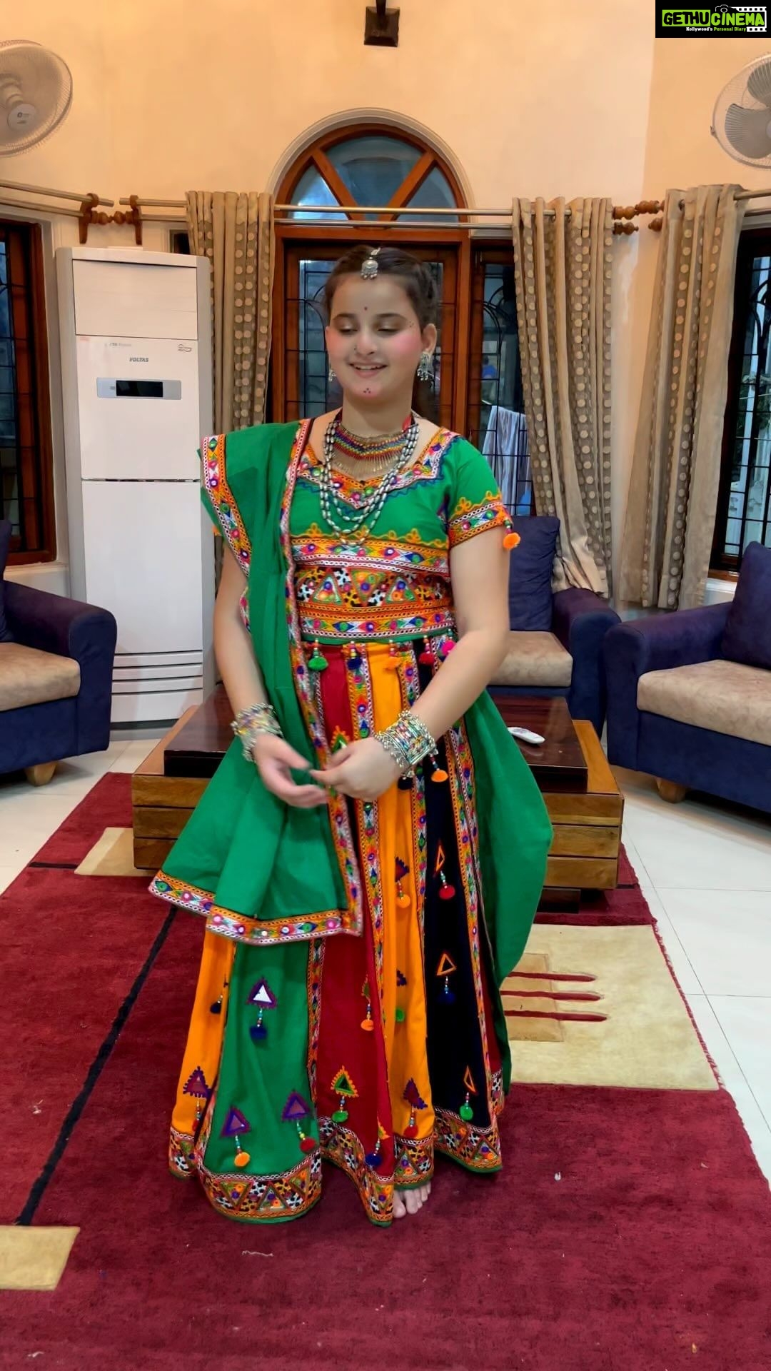Navaneet Kaur Instagram - माता की भक्ति मे दंग, साथ रास गरबा के रंग, मेरी बेटी आरोही.....