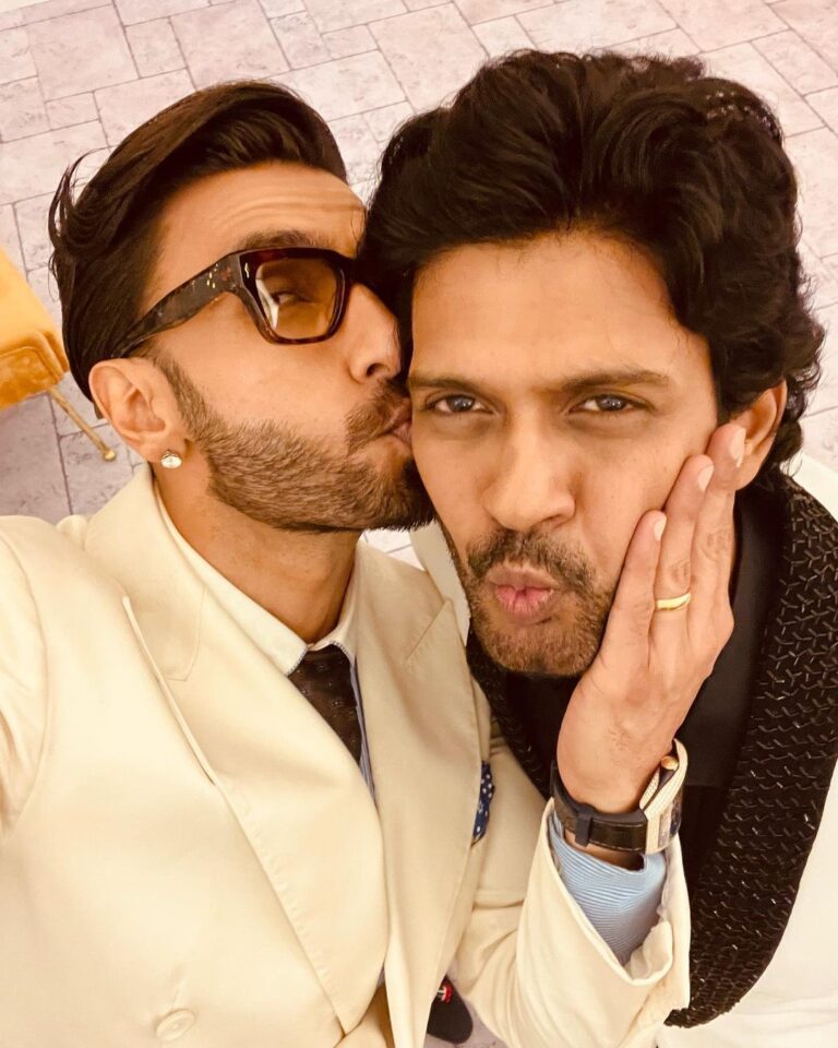 Naveen Instagram - Apna time aa gaya :) What a surreal week this has been. To receive my first big Best Actor award and to share this moment with the people that inspired me to dream big ❤️ One of the greatest artists we have @ranveersingh aka “Bengaluru ke daamad “ with “Banjara Hills alludu“ :) #siima #jathiratnalu