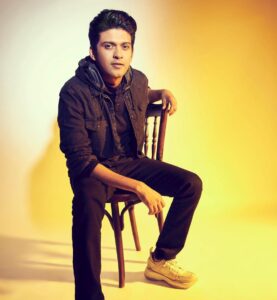 Naveen Instagram - What have you learnt after becoming an actor ? 
Me : Never sit on a chair the way it was designed to be used. The back rest is for your elbow. 
Styling : @shefalideora_ 
Photography : @ravindupatilphotography
Hair & Make up : @mahima.mua @ms_teli 
Outfit:- @gapindia 
Shoes :- @skechers