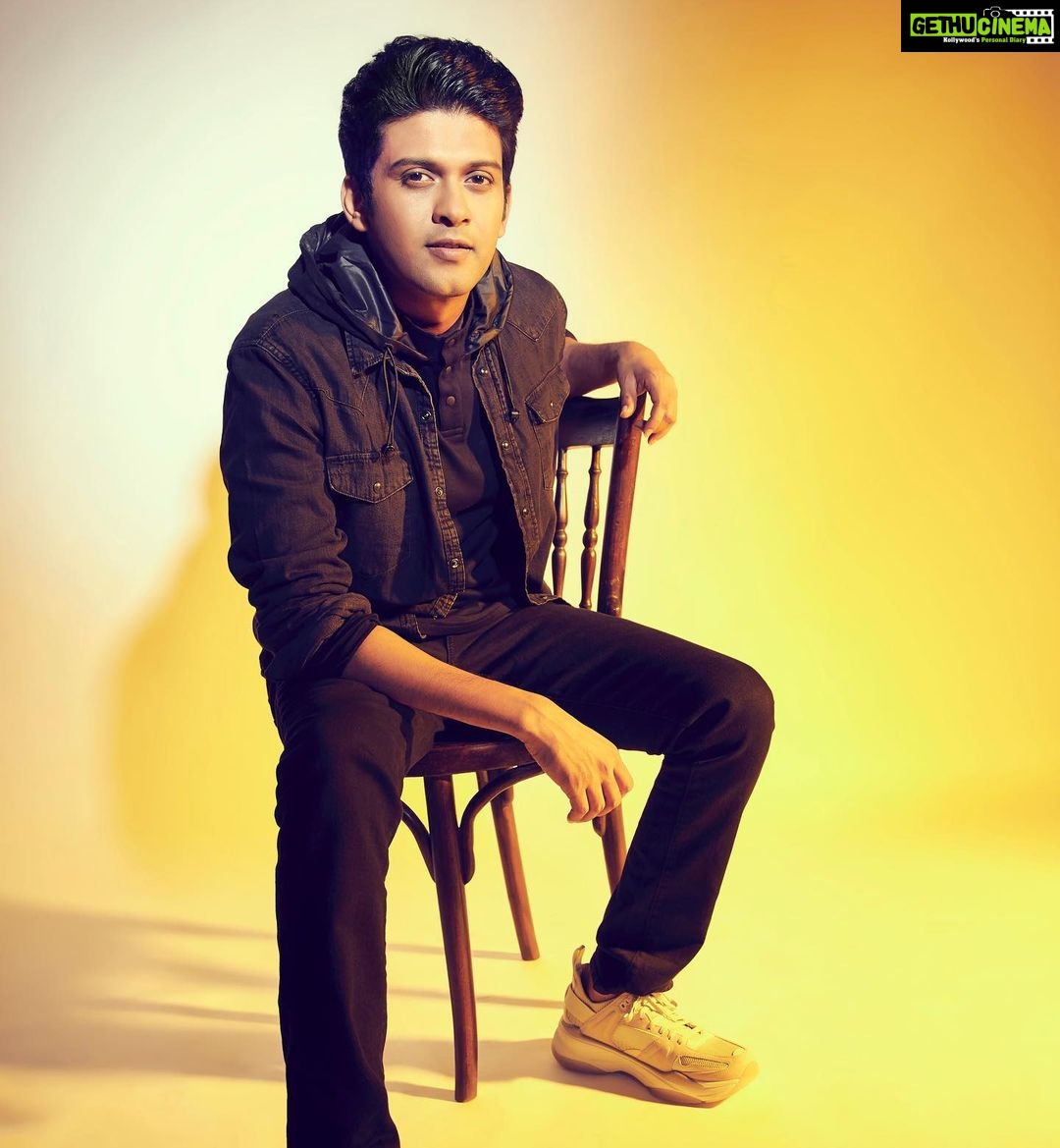 Naveen - 118.4K Likes - What have you learnt after becoming an actor ?
Me : Never sit on a chair the way it was designed to be used. The back rest is for your elbow.
Styling : @shefalideora_
Photography : @ravindupatilphotography
Hair & Make up : @mahima.mua @ms_teli
Outfit:- @gapindia
Shoes :- @skechers