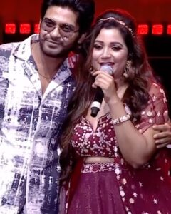 Naveen Instagram - My fav moment on stage with the legendary @shreyaghoshal . Thank you for coming to Hyderabad and mesmerizing us with your songs . What a magical night it was ❤️ Honoured to have witnessed her magic.  This is just two professional singers hanging out on stage :p #shreyaghoshal #shreyaghoshalliveinconcert #MissShettyMrPolishetty