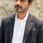 Nawazuddin Siddiqui Instagram – अच्छी फ़िल्में, अच्छी किताबें और अच्छे लोग तुरंत समझ में नहीं आते, उनको पढ़ना और समझना पड़ता है ।

– @faizuddin_siddiqui5