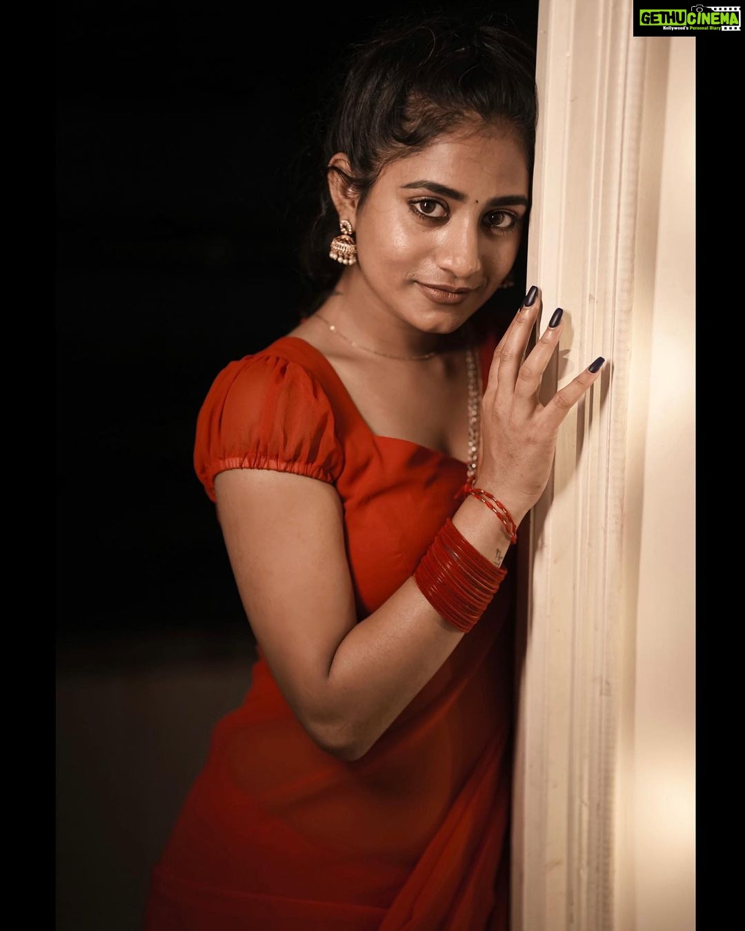 Nayani Pavani Instagram - Madi dachukunna, rahasyanni vethiketi ni choopunapedela.. Ni neeli kannulo, padi munakalestunna, na manasu theledela… Giligintha pedutunna, ni chilipi talapulatho yemo ela vegadam… Outfit : @pari.designers_ Shot : @mr_may_photography
