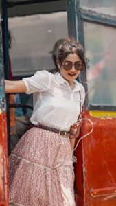 Nayani Pavani Instagram - have moments where miss my old self. But I think anyone can get caught up in what we used to have But at the same time, we can choose to focus on the beauty of now ❤️‍🩹 Bag : @zoukonline Shot by @whoisbala