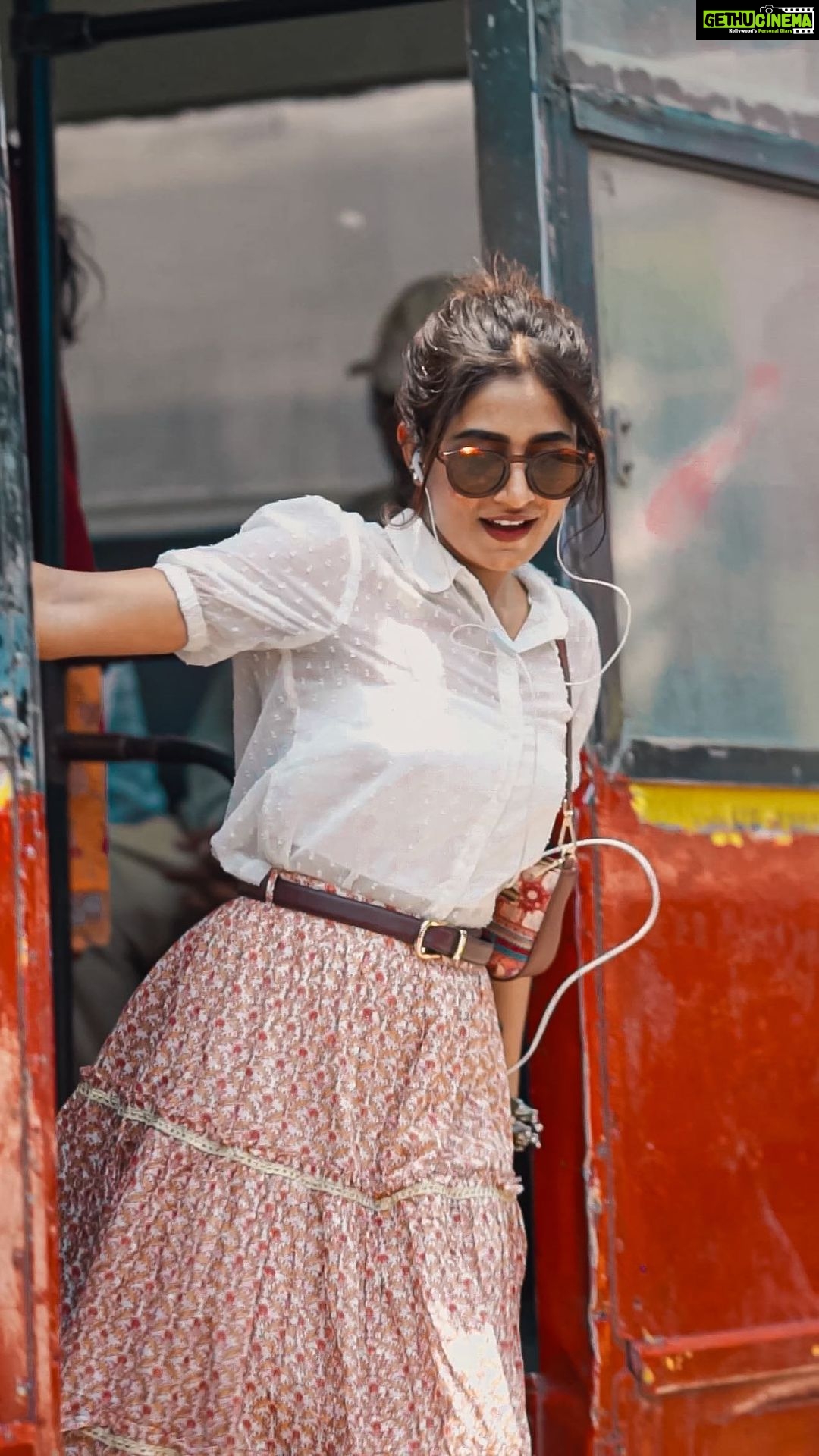 Nayani Pavani Instagram - have moments where miss my old self. But I think anyone can get caught up in what we used to have But at the same time, we can choose to focus on the beauty of now ❤️🩹 Bag : @zoukonline Shot by @whoisbala