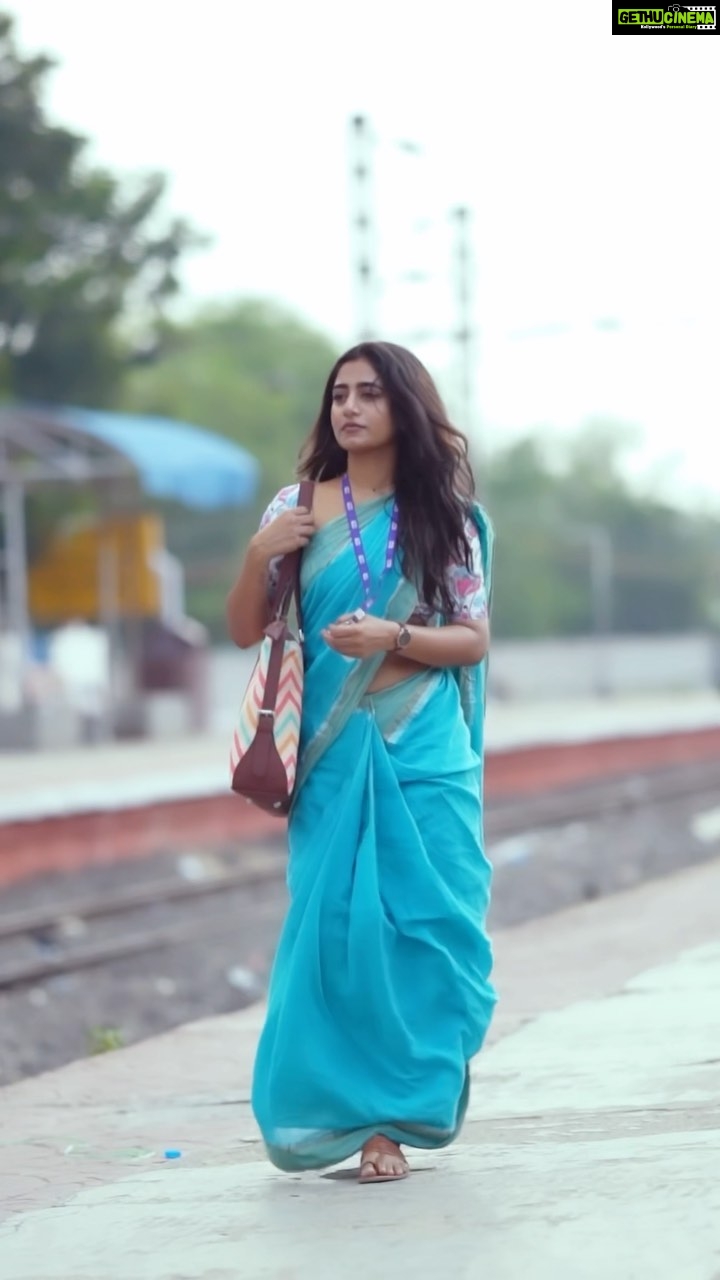Nayani Pavani - 131K Likes - Jessie in 80’s 🤍
Fall in love with zouk’s colorful and conscious collection of bags are designed to skip make your heart skip a beat 🫰🏻✨
Shot by : @whoisbala