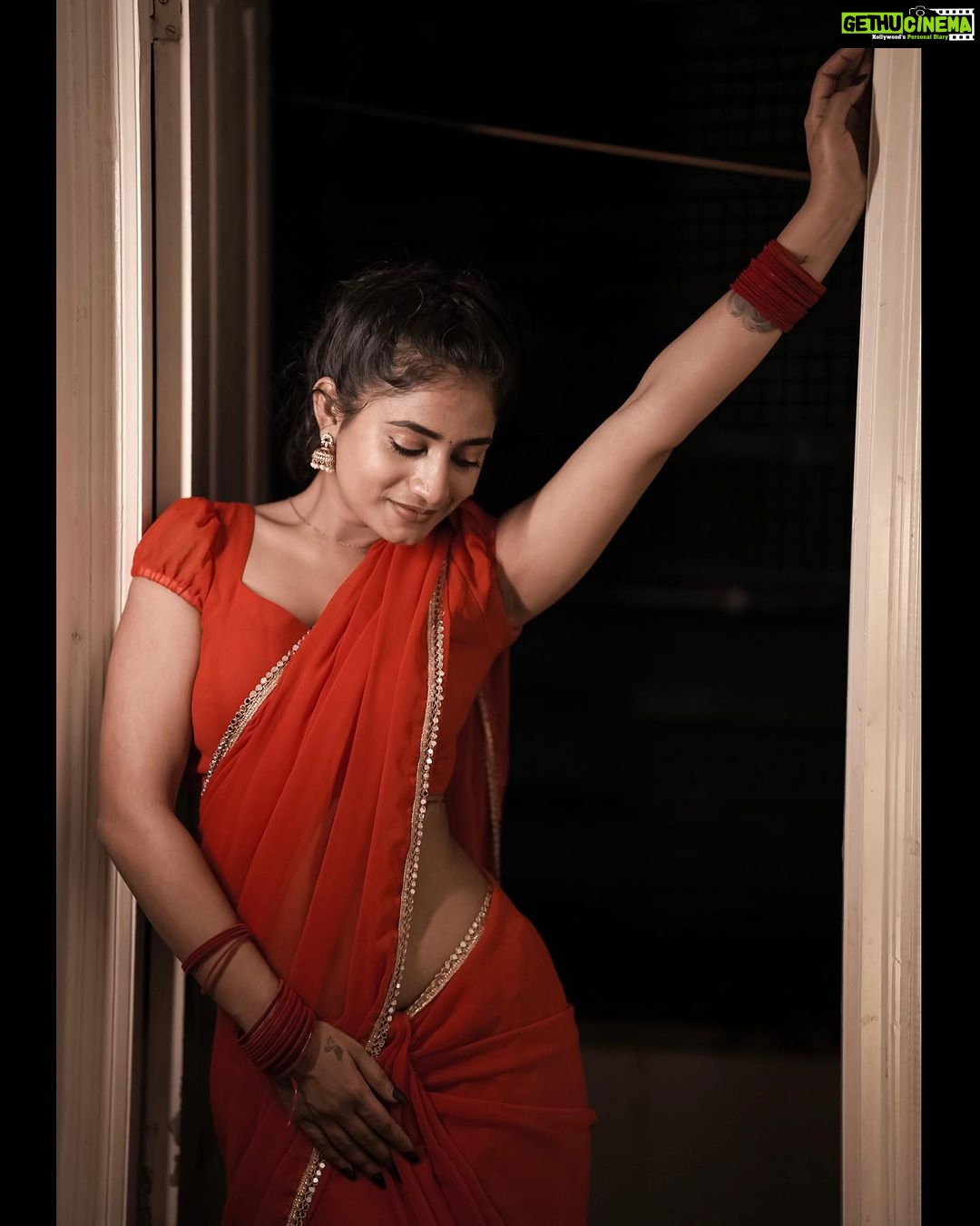 Nayani Pavani Instagram - Madi dachukunna, rahasyanni vethiketi ni choopunapedela.. Ni neeli kannulo, padi munakalestunna, na manasu theledela… Giligintha pedutunna, ni chilipi talapulatho yemo ela vegadam… Outfit : @pari.designers_ Shot : @mr_may_photography