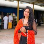 Nayani Pavani Instagram - నా ఆలోచనే నిరంతరం నీకు నివాళినివ్వాలనీ…. నాలో ఆవేదనే నువ్వాధరించేలా నివేదనవ్వాలనీ………. దేహమునే కోవెలగా నిన్ను కొలువుంచా, జీవముతో భావముతో సేవలు చేశా. ప్రతి ఋతువు, ప్రతి కృతువు, నీవని ఎంచా…. శతతము నీ స్మరణే నే…. Dress : @elegant_threads_by_salma