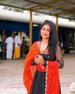 Nayani Pavani Instagram - నా ఆలోచనే నిరంతరం నీకు నివాళినివ్వాలనీ….
నాలో ఆవేదనే నువ్వాధరించేలా నివేదనవ్వాలనీ……….
దేహమునే  కోవెలగా నిన్ను కొలువుంచా,
జీవముతో భావముతో సేవలు చేశా.
ప్రతి ఋతువు, ప్రతి కృతువు, 
నీవని ఎంచా….
శతతము నీ స్మరణే నే….

Dress : @elegant_threads_by_salma